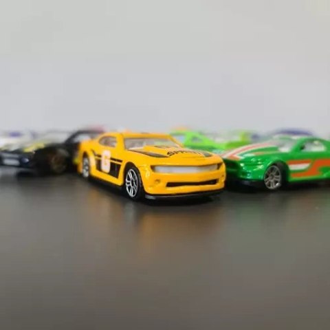 AUTKA KOLOROWE/RESORAKI 1:64- 16SZT. KRUZZEL 20352