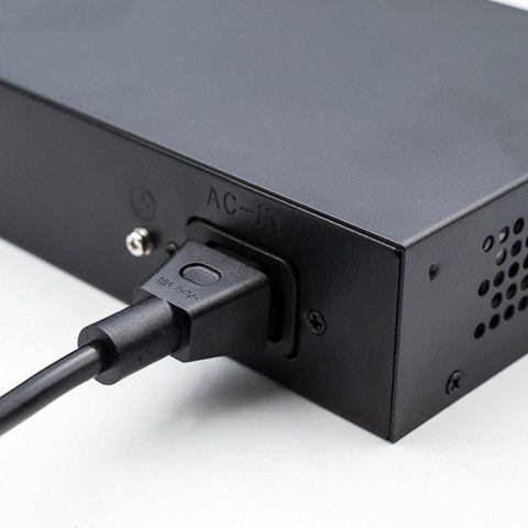 Qoltec Przełącznik sieciowy SWITCH FAST Ethernet PoE 4x RJ45 PoE 1x RJ45 Uplink 1x SFP | 65W | 1000 Mb
