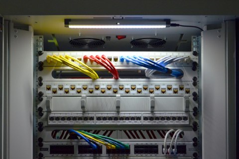 Zespół oświetleniowy LED do szaf z automatycznym wyłącznikiem, magnes Zespół oświetleniowy LED do szaf z automatycznym wyłącznikiem, magnes