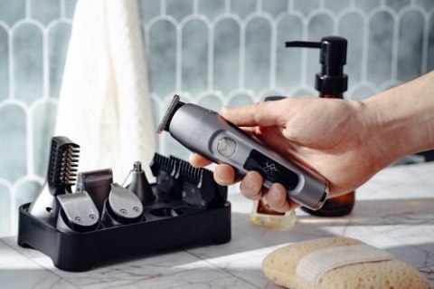 Zestaw do Pielęgnacji 6 w 1 z Wyś. LCD i Bazą Ładującą Zestaw do Pielęgnacji 6 w 1 z Wyś. LCD i Bazą Ładującą