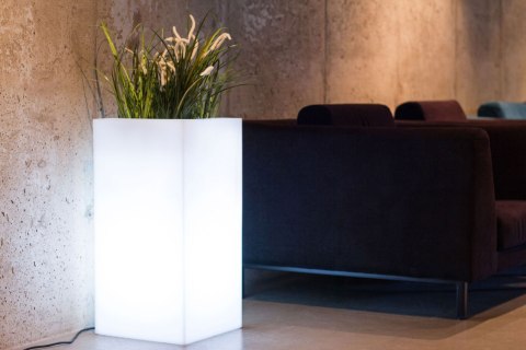 BIAŁA DONICA TOWER POT Z OŚWIETLENIEM
