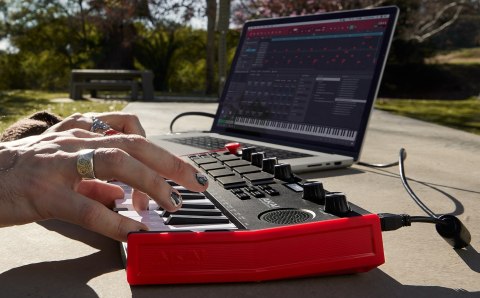 Klawiatura sterująca AKAI MPK Mini Play MK3 kontroler MIDI USB Czarny, Czerwony Klawiatura sterująca AKAI MPK Mini Play MK3 kontroler MIDI USB Czarny, Czerwony