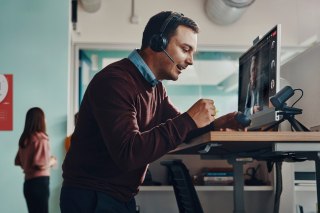 Słuchawki Poly Voyager Focus 2-M USB-C-C Headset USB-C/A Adapter Charging Stand No localization Retail Packaging