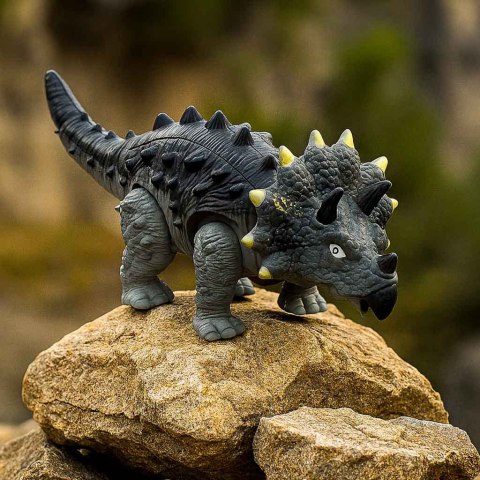 Dinozaur Triceratops chodzi świeci ryczy