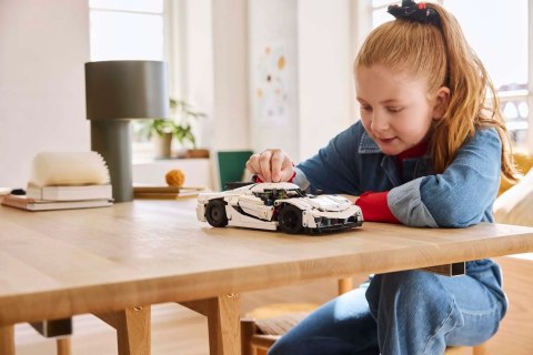 LEGO 42184 Technic - Biały hipersamochód Koenigsegg Jesko Absolut