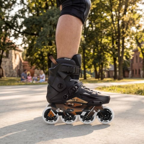 NA1601 ŁYŻWOROLKI SLALOMOWE SLAYD CZARNE ROZM. 47 NILS EXTREME
