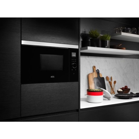 Kuchenka mikrofalowa AEG MBB1756SEM (1250W; kolor czarny) Kuchenka mikrofalowa AEG MBB1756SEM (1250W; kolor czarny)