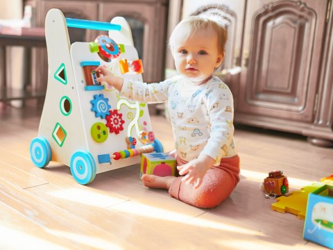 Drewniany chodzik pchacz wózek edukacyjny ECOTOYS Drewniany chodzik pchacz wózek edukacyjny ECOTOYS